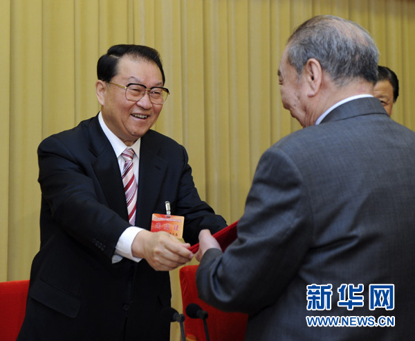  5月20日，2011年度国家社科基金项目评审工作会议在北京召开。中共中央政治局常委李长春出席会议并讲话。这是李长春向评审专家颁发荣誉证书。